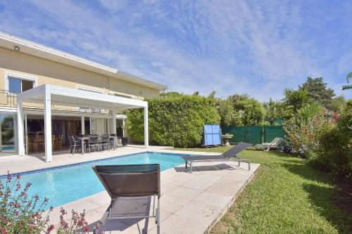 une cour arrière avec une piscine et une maison dans l'établissement Family house with swimming pool & sea view, à Antibes