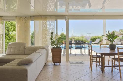un salon avec un canapé et une table dans l'établissement Family house with swimming pool & sea view, à Antibes