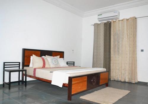 Tempat tidur dalam kamar di Sall Africa Tourisme