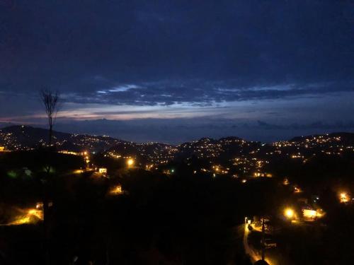 uitzicht op een stad 's nachts met verlichting bij Hills Wooden House in Cayeli