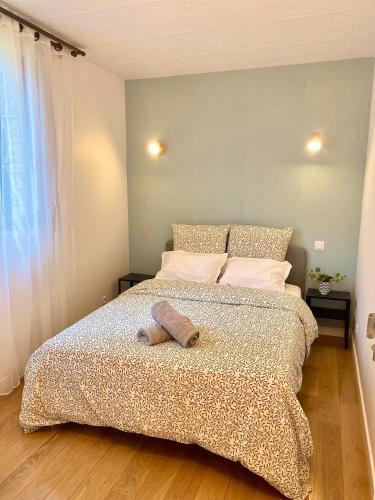 une chambre avec un lit avec deux serviettes dessus dans l'établissement Sweet apartment near Paris Center, à Vitry-sur-Seine