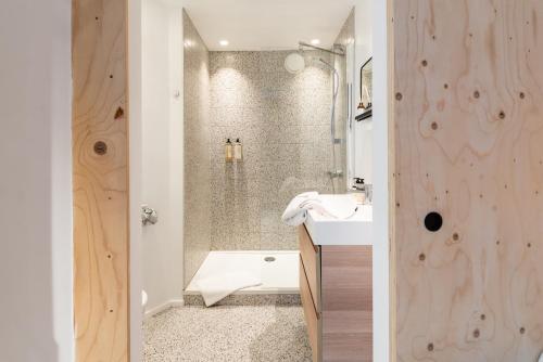 La salle de bains est pourvue d'une douche, de toilettes et d'un lavabo. dans l'établissement WOWieGermain Luxueus vakantiehuis voor families, vlak bij het strand, à Oostduinkerke