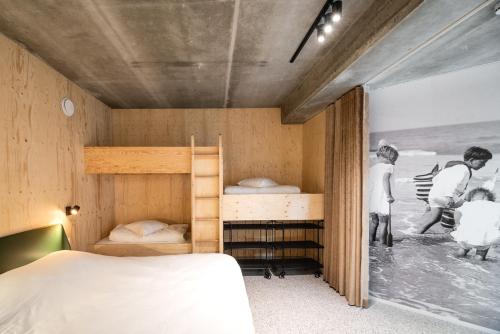 a bedroom with two bunk beds and a window at WOWieGermain Luxueus vakantiehuis voor families, vlak bij het strand in Oostduinkerke