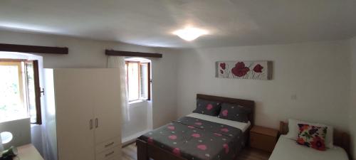 a small bedroom with a bed and a window at Apartman Branka in Omiš