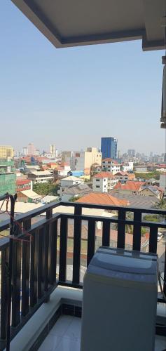 een balkon met een koffer en uitzicht op de stad bij Residence L two bedroom in Phnom Penh