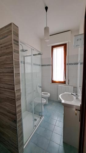 La salle de bains est pourvue d'une douche, de toilettes et d'un lavabo. dans l'établissement Da Olga e Giubbino - Terrossola, à Bibbiena