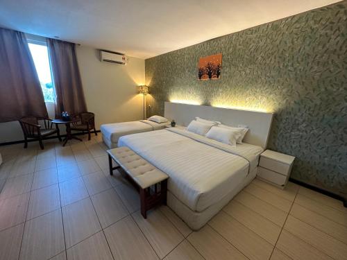 拿篤的住宿－Fajar Hotel，酒店客房设有两张床和一张桌子。