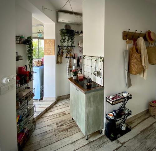 una cucina con pavimento in legno e bancone di Attico&Nuvole a Torino