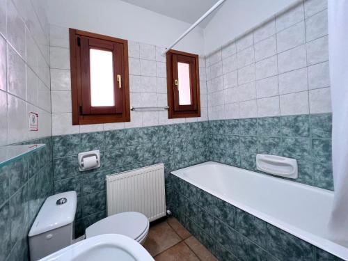 uma casa de banho com uma banheira, um WC e um lavatório. em POED Residences em Platres