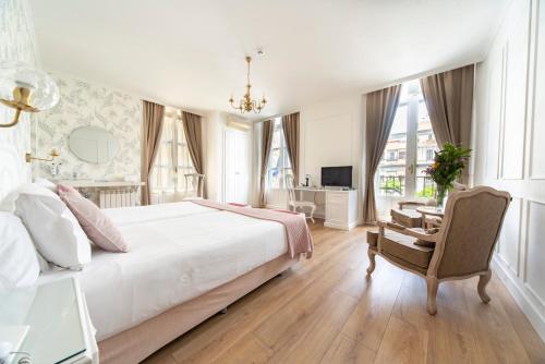 Schlafzimmer mit einem Bett, einem Schreibtisch und einem Stuhl in der Unterkunft Infanta Isabel by Recordis Hotels in Segovia