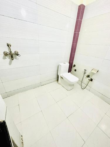 Un baño de WEST COTTAS HOTEL -- Couples, Family, Corporate Favorite in Heart of Jalandhar