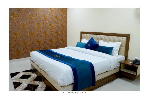 Una cama o camas en una habitación de WEST COTTAS HOTEL -- Couples, Family, Corporate Favorite in Heart of Jalandhar