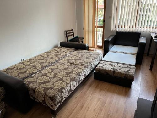 1 dormitorio con 1 cama, 1 silla y 1 sofá en Siana 4 Apartment (15), en Sveti Vlas