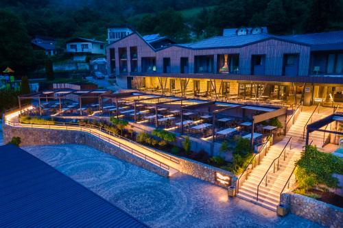 un complejo con piscina por la noche en Hotel Plivsko jezero, en Jajce