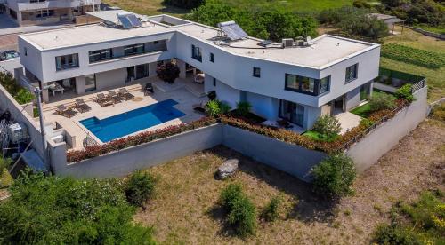 una vista aérea de una casa blanca con piscina en Luxury villa Adris with heated pool, Gym, sauna - Split, en Kaštela
