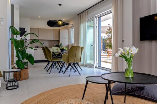 cocina y sala de estar con mesa y sillas en Luxury villa Adris with heated pool, Gym, sauna - Split, en Kaštela