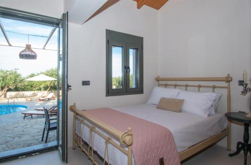 Un dormitorio con una cama y vistas a una piscina. en Ariadni Vista Mare Villa by "elite", en Lithakia