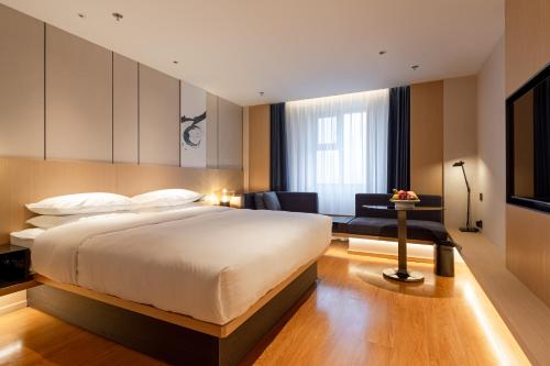 1 dormitorio con 1 cama grande y sala de estar en Fairfield by Marriott Harbin Downtown, en Harbin