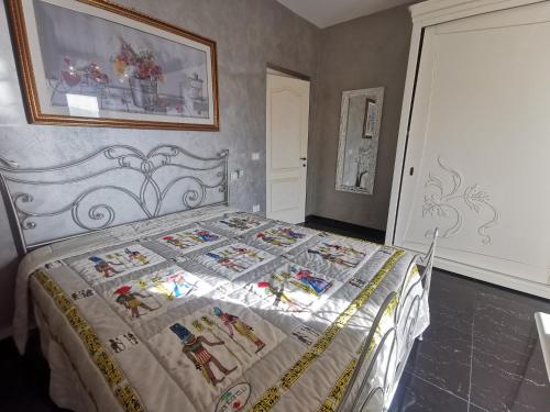 ein Schlafzimmer mit einem Bett mit einer Decke darauf in der Unterkunft La Luna's Home in Lanciano
