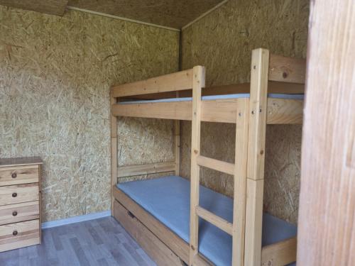 Palanda nebo palandy na pokoji v ubytování Atostogų namelis kaime