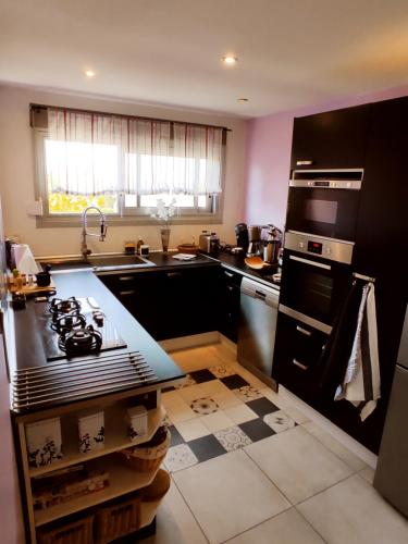 une cuisine avec un évier et une cuisinière four supérieur dans l'établissement 