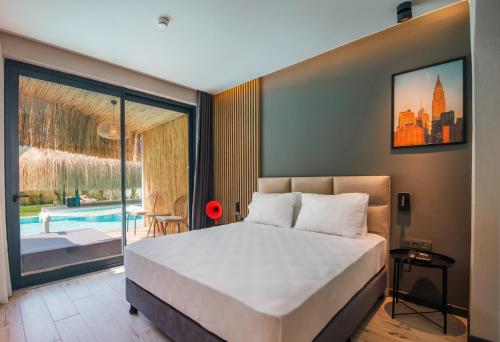Una cama o camas en una habitación de Morina Deluxe Hotel