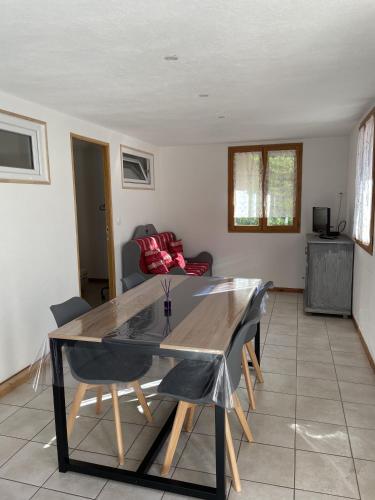 - une salle à manger avec une table, des chaises et un canapé dans l'établissement Appartemant La Gardette, à Le Puys