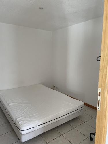 Ce lit se trouve dans un dortoir doté d'un mur blanc. dans l'établissement Appartemant La Gardette, à Le Puys