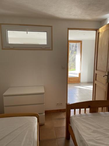 - une chambre avec 2 lits et une fenêtre dans l'établissement Appartemant La Gardette, à Le Puys