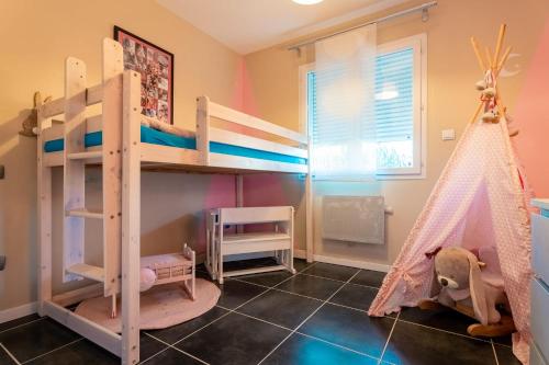 Zimmer mit 2 Etagenbetten und einer Schaukel in der Unterkunft Charmante Villa Piscine/Jaccuzzi Béziers in Béziers