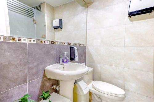 y baño con lavabo y aseo. en Green House, en Lima