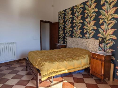 - une chambre avec un lit, une table et un mur dans l'établissement Il Casale la Lupa, à Nunziata