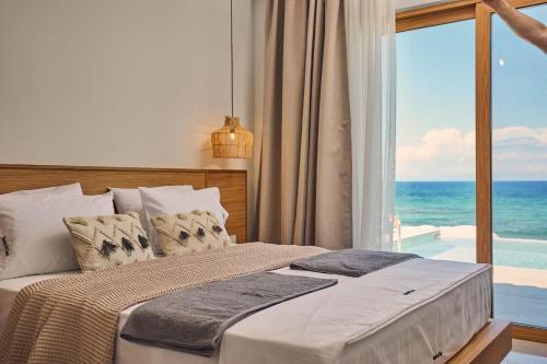 1 dormitorio con 1 cama y vistas al océano en Ducato di Zante Luxury Beach Villa en Kipseli