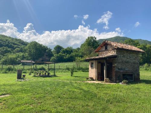 una vieja casa de piedra sentada en un campo en Il rifugio del Ghiro en Rocca di Botte