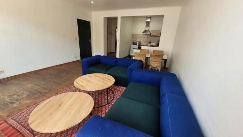 Uma área de estar em 2 bedrooms appartement with wifi at Bruxelles