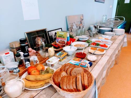 un tavolo con pane e altro cibo sopra di Austertanakrystallen by Pure Lifestyle Arctic a Tana