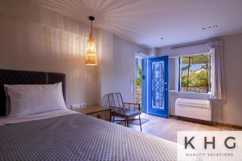 Postel nebo postele na pokoji v ubytování Seaside ground floor elegant Suite in Fiskardo! 20 steps from Zavalata beach!