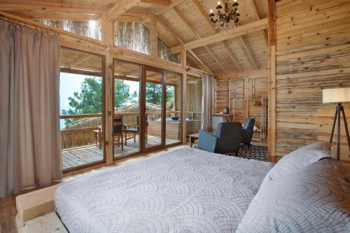 ein Schlafzimmer mit einem Bett und einem großen Fenster in der Unterkunft Flavia Hotel in Kızılcakaya