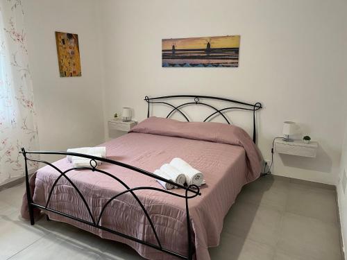 マカリにあるVilla Maria Stellaのベッドルーム1室(ピンクのベッドカバー付)