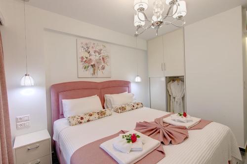 Ένα ή περισσότερα κρεβάτια σε δωμάτιο στο Azalea Villa Sani with Outdoor Hot Tub, Sani Luxury Villas Collection