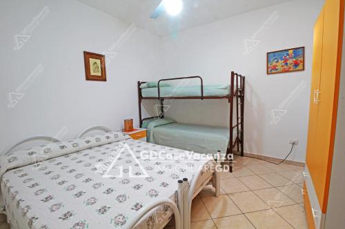 a bedroom with two bunk beds in a room at GD Case Vacanza - Ville del Rio in Fontanelle