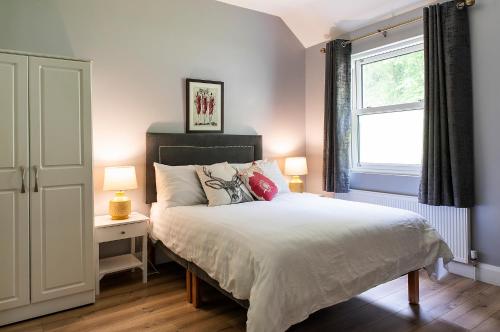 Un dormitorio con una cama grande y una ventana en The guest wing at kylemore house, 