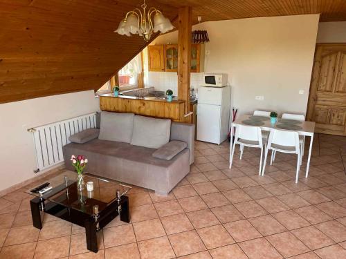 uma sala de estar com um sofá, uma mesa e uma cozinha em Apartments in Gyenesdias/Balaton 39946 em Gyenesdiás