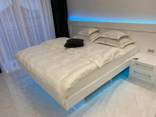 łóżko z czarną poduszką na górze w obiekcie Casa Andra w mieście Uisenteş