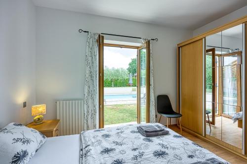 Postel nebo postele na pokoji v ubytování Holiday House Iris with Private Pool