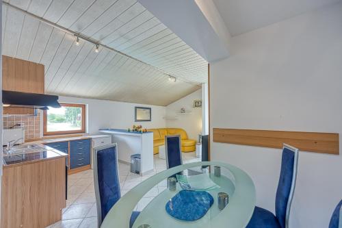 Kuchyň nebo kuchyňský kout v ubytování Holiday House Iris with Private Pool