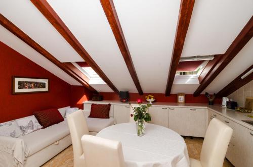 ein Wohnzimmer mit einem weißen Tisch und einem Sofa in der Unterkunft Apartment Mala Ana in Dubrovnik