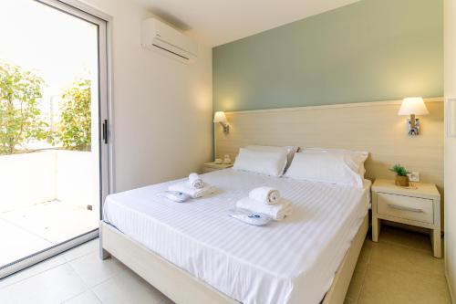 - une chambre avec un lit et des serviettes dans l'établissement SELECT'soHOME - T2 entièrement rénové à quelques pas de la plage - POS07, à Bormes-les-Mimosas