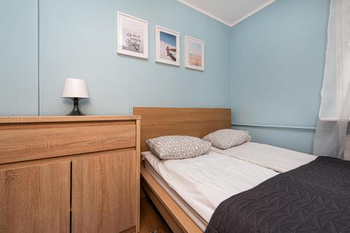 ein kleines Schlafzimmer mit einem Bett und einer Kommode in der Unterkunft MW Apartamenty - Gdynia Witomino blisko centrum in Gdynia