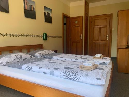 Postel nebo postele na pokoji v ubytování Hotel Pacifik
